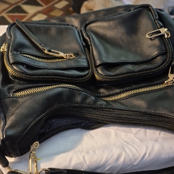 Elegant Black Shoulder Bag with lots of pockets - Picture 10 of 16